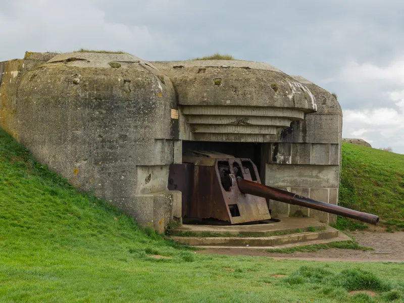 Concrete bunker with its original naval gun at the Longues-sur-Mer battery