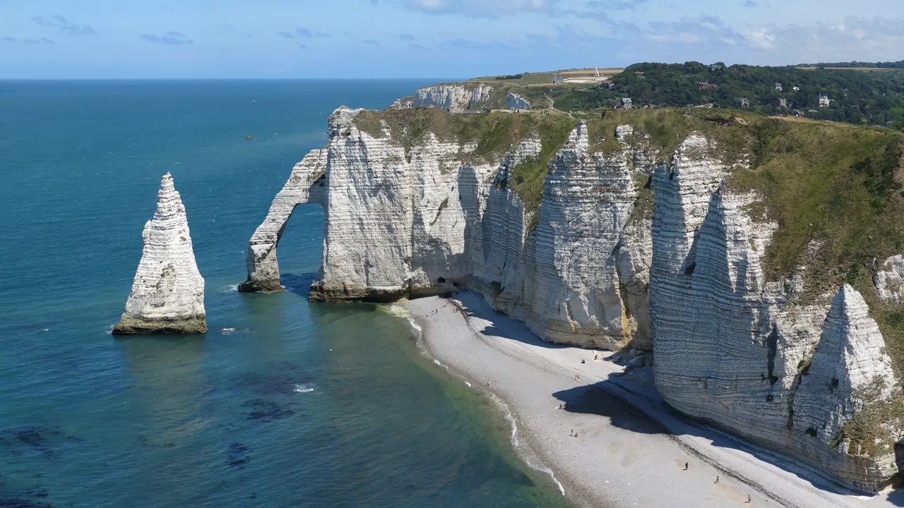 Porte d'Aval arch and Aiguille needle beside the white chalk cliffs of Étretat