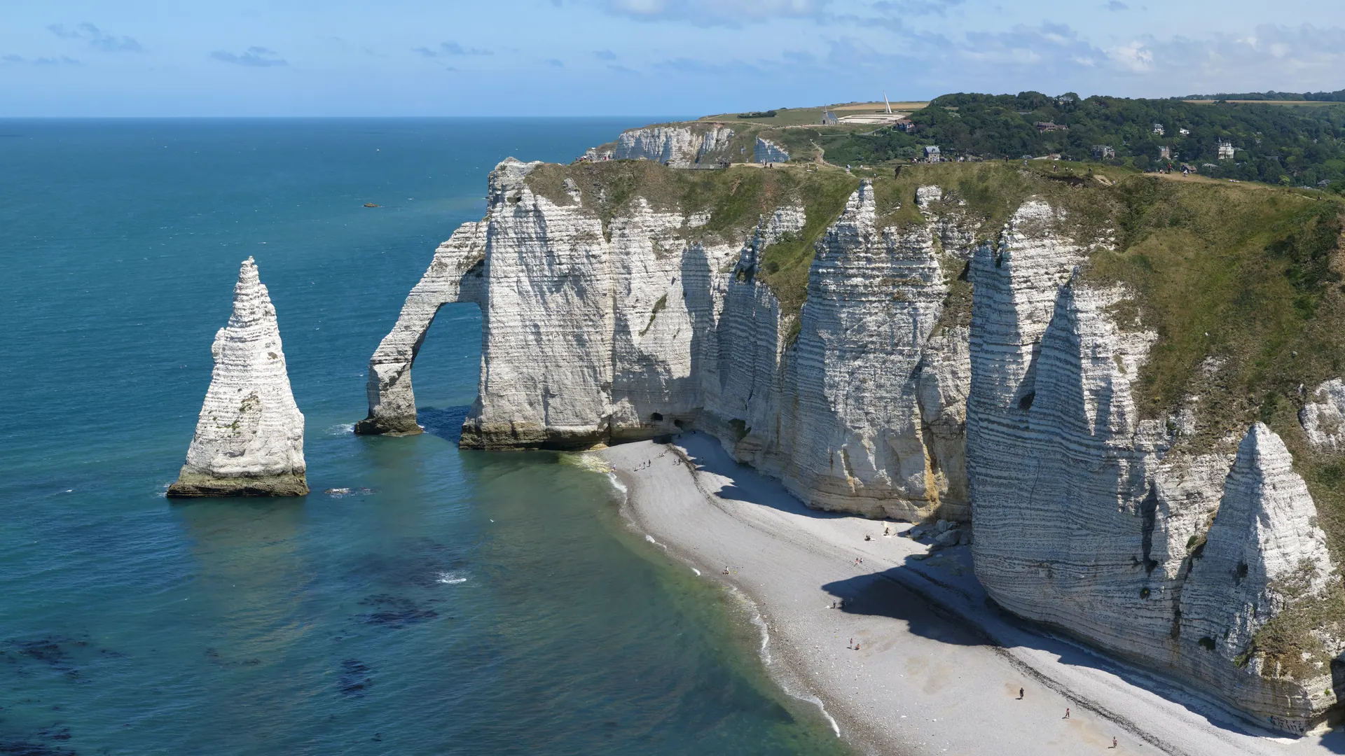 Porte d'Aval arch and Aiguille needle beside the white chalk cliffs of Étretat